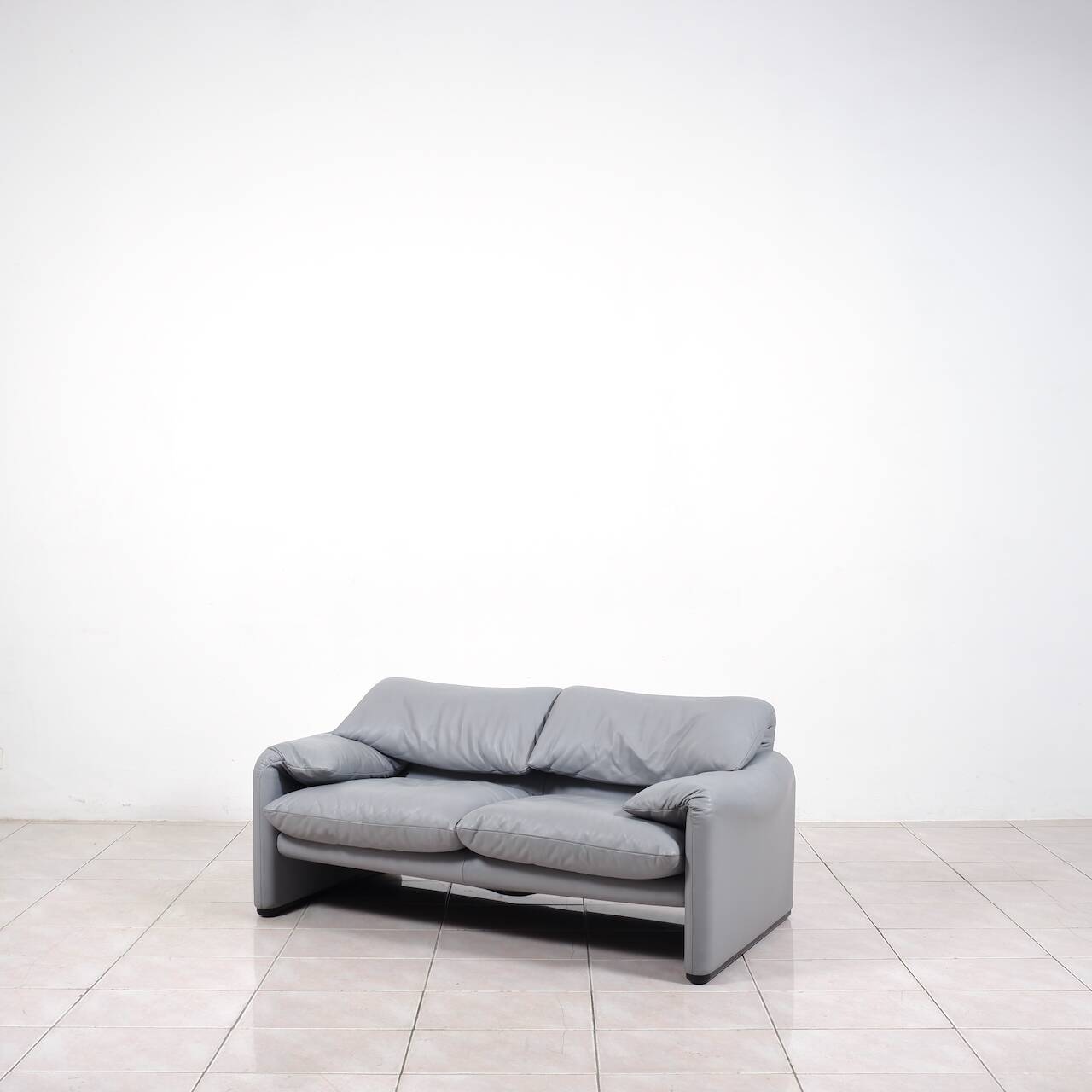 „Maralunga“ leather 2-seater sofa by Vico Magistretti for Cassina, Italy