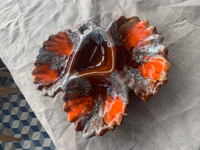 Servant with leaf-shaped compartments, slip, enamelled ceramics stamped Vallauris