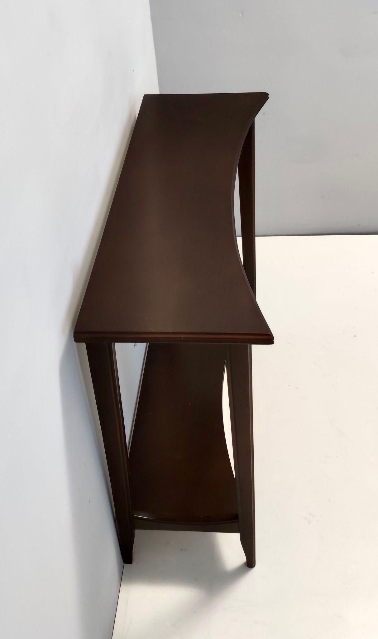 Table console en hêtre ébénisé postmoderne avec une étagère inférieure, Italie