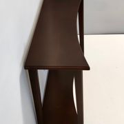 Table console en hêtre ébénisé postmoderne avec une étagère inférieure, Italie