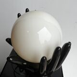 Lampe a poser vintage 1980 mains enserrant boule verre blanche