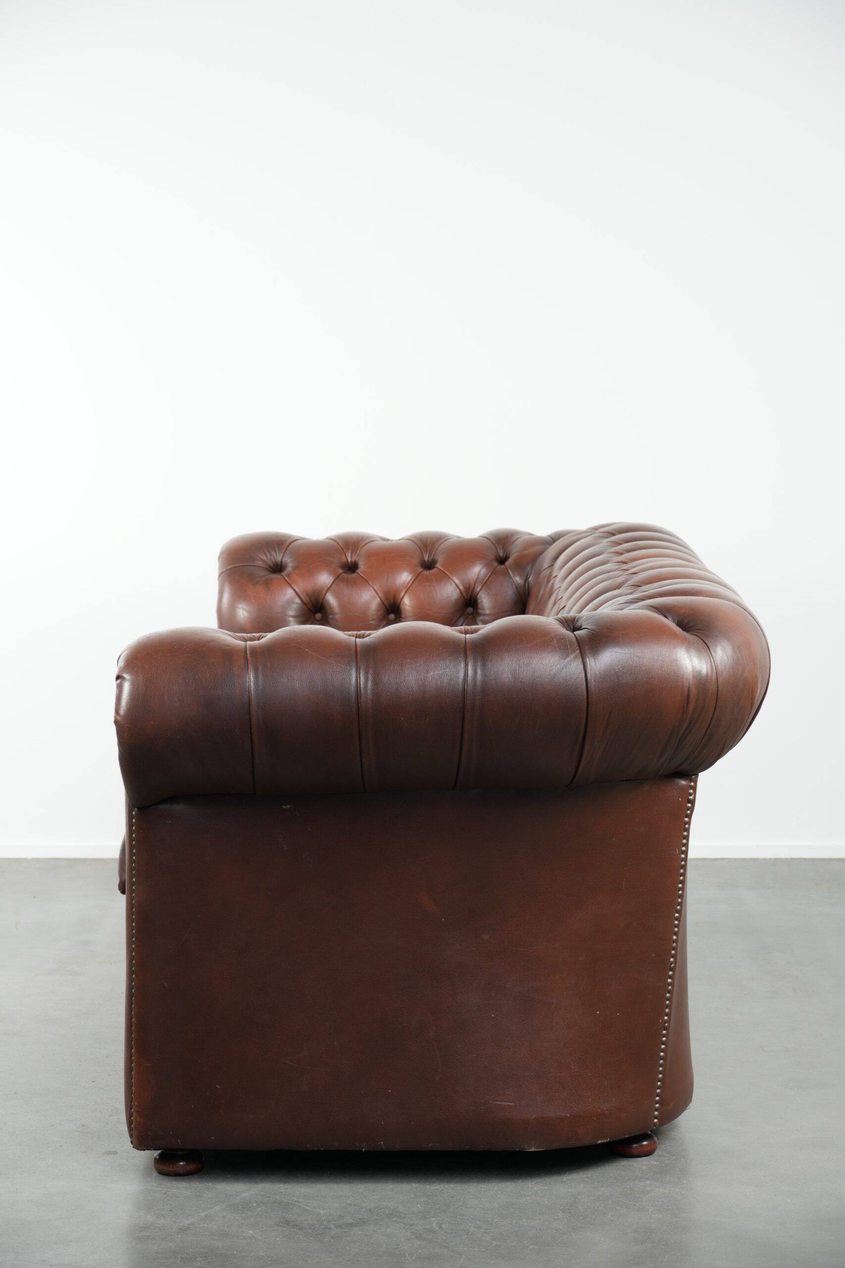 Canapé chesterfield 2,5 places en cuir de vachette vintage au look robuste