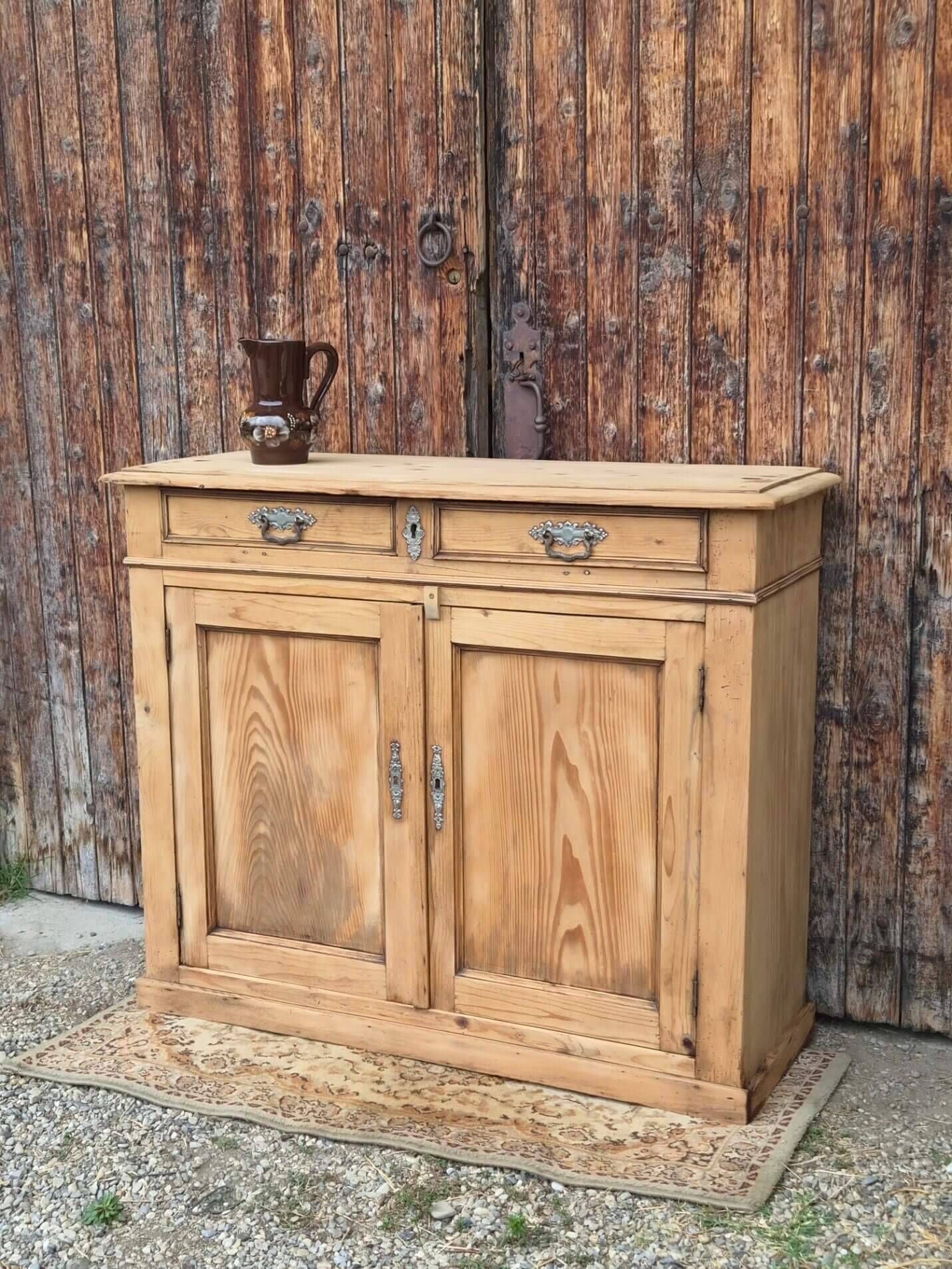 Buffet bas ancien XIXe siècle en bois massif rénové | Henry