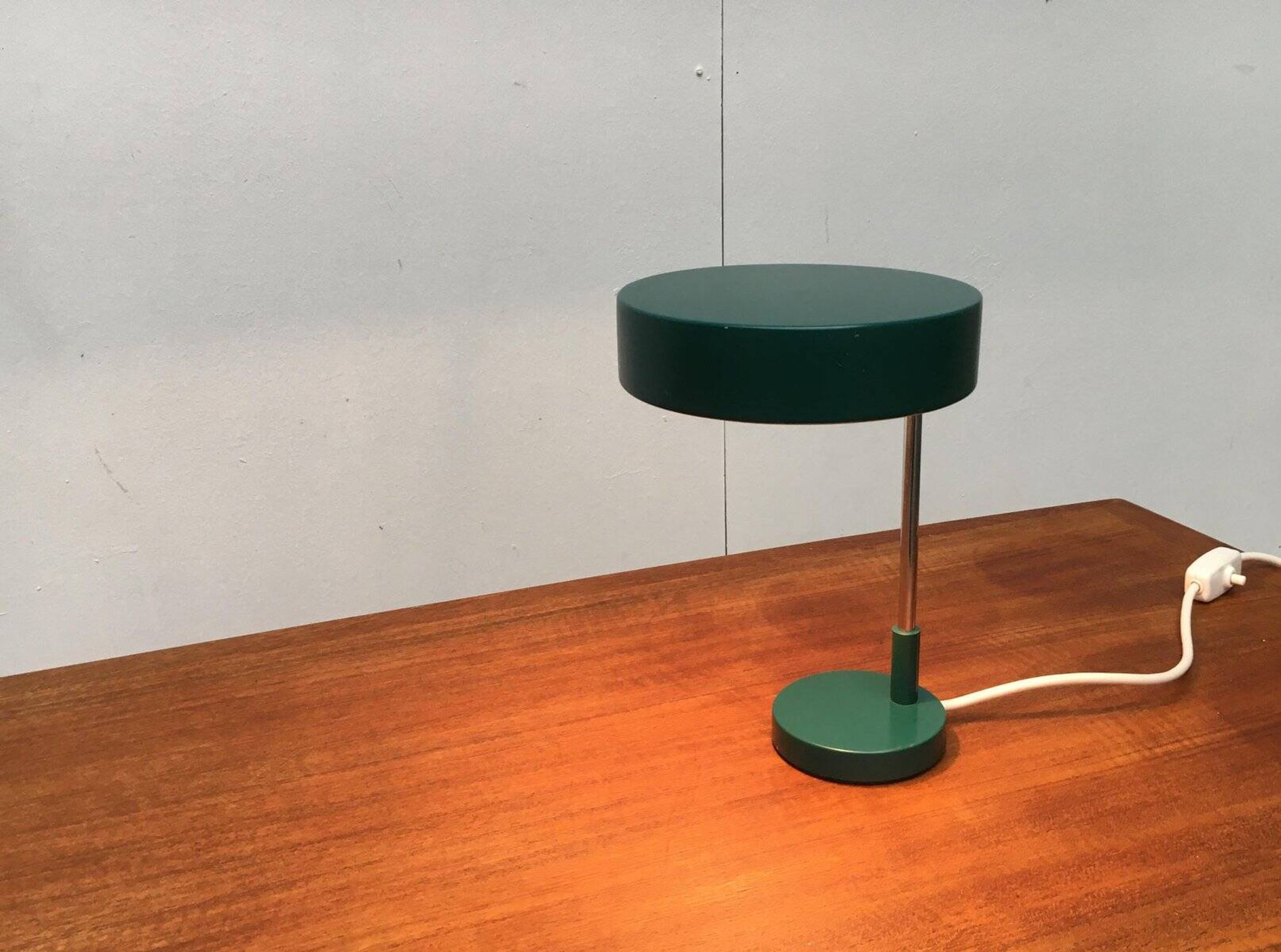Lampe de table allemande 6890 de milieu de siècle de Kaiser Idell / Kaiser Leuchten