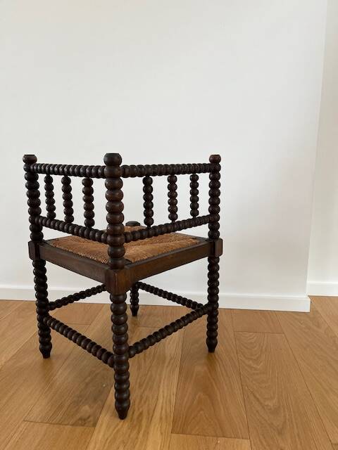 Fauteuil d'angle/de coin assise en paille.