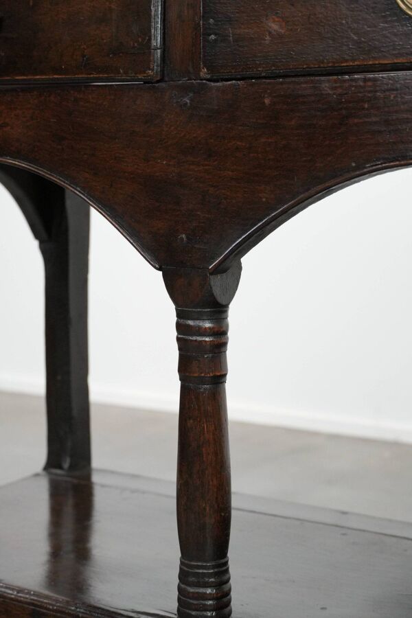 Table d'appoint/commode anglaise ancienne du XVIIIe siècle en chêne