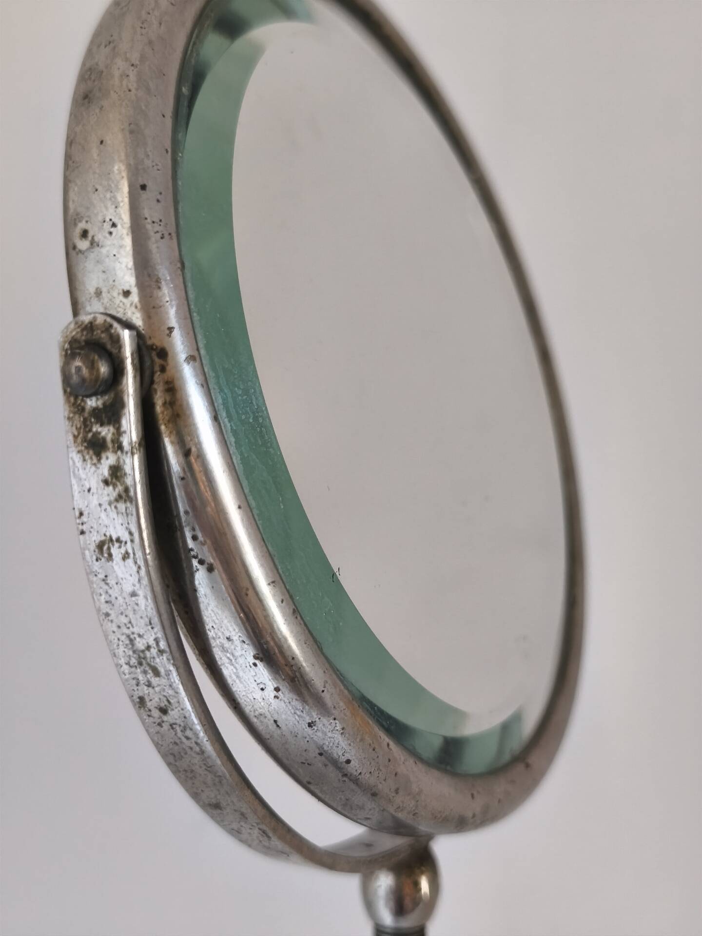 Freestanding shaving mirror with supports