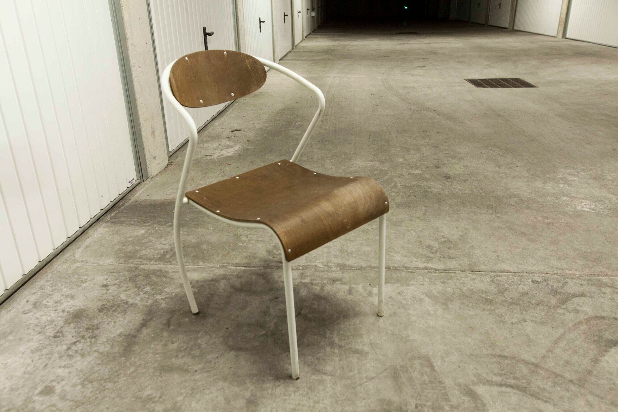 Atypical chair of the 70s metal and wood