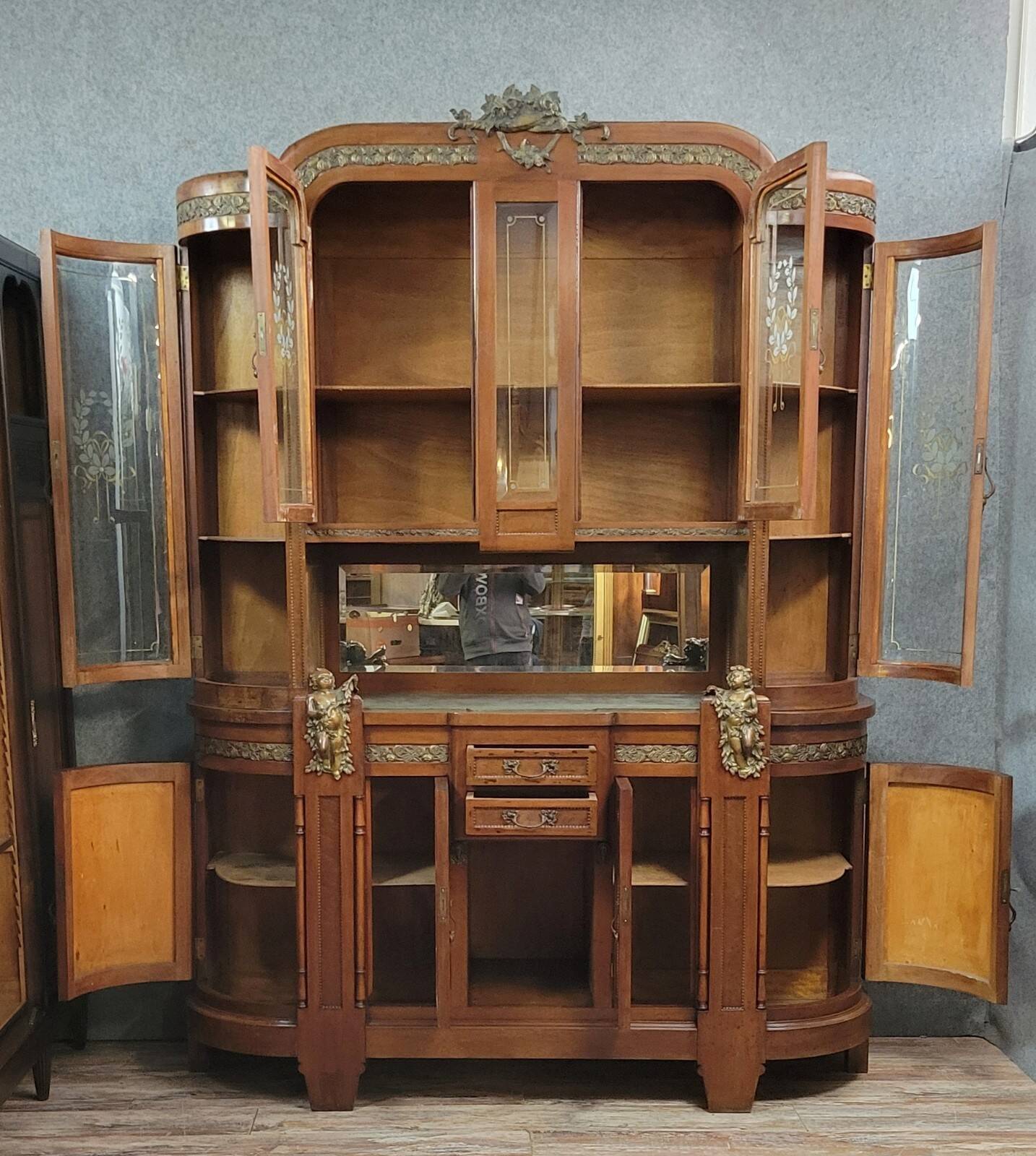 Buffet-vitrine Art nouveau aux putti, vers 1900