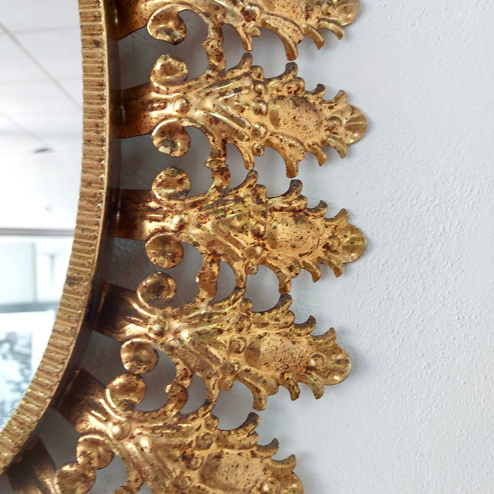 Miroir ovale soleil en laiton doré vintage 1960