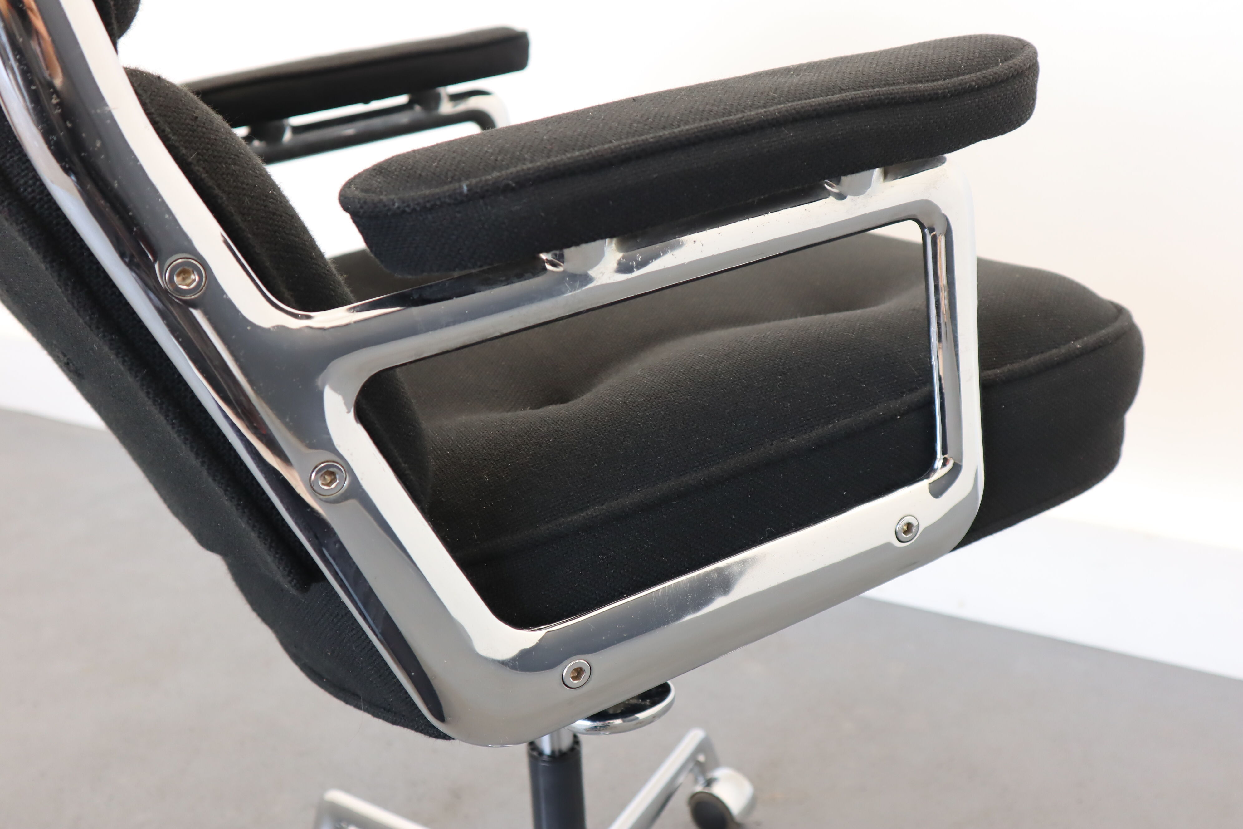 Fauteuil ES 104  par Charles & Ray Eames pour Vitra années 1990