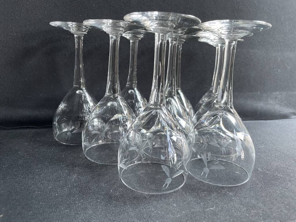 9 Blown glass wine glasses with cut bee decoration – Verrerie Thouvenin Vierzon
