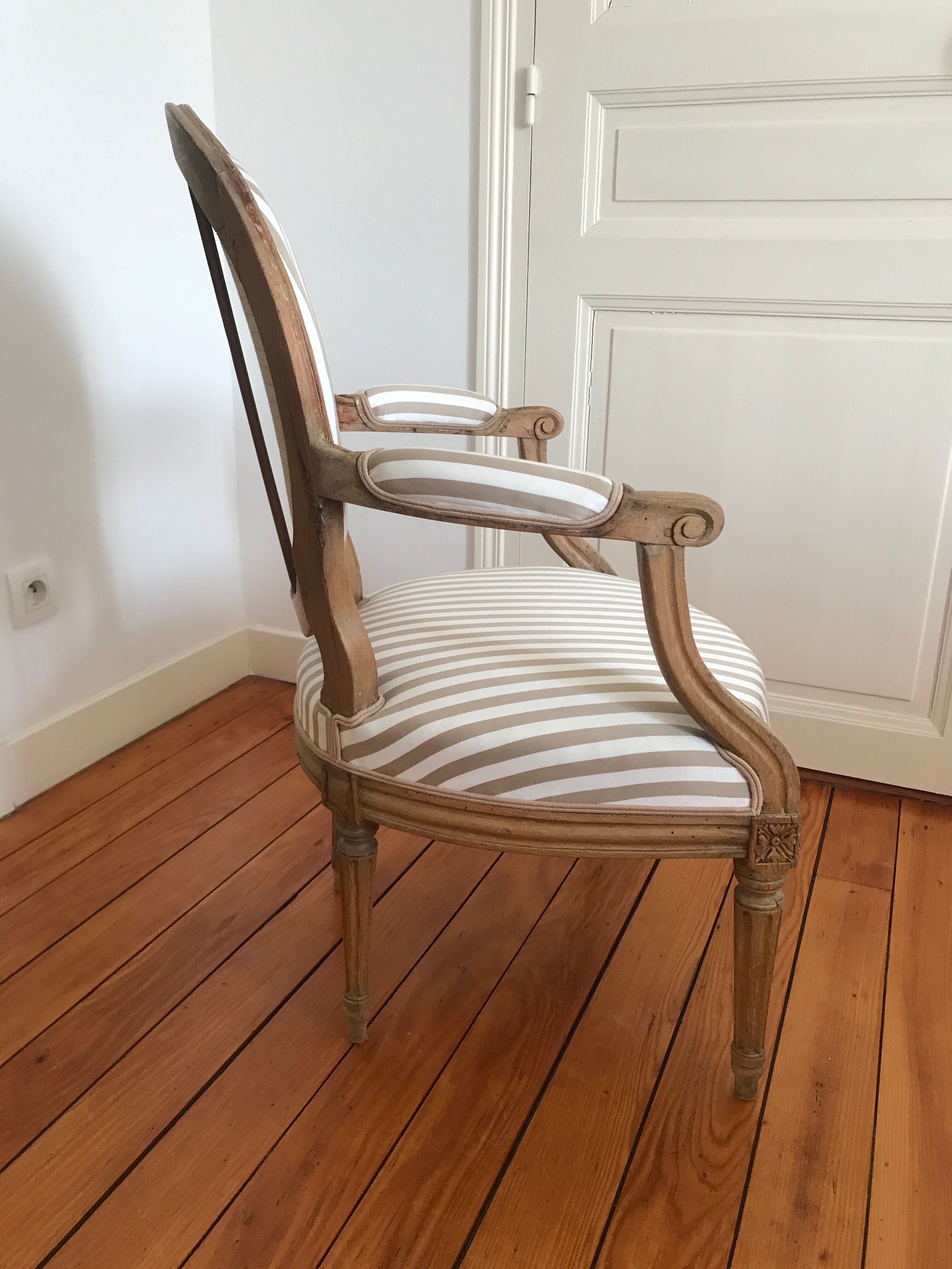 Paire de fauteuils à médaillon époque Louis XVI