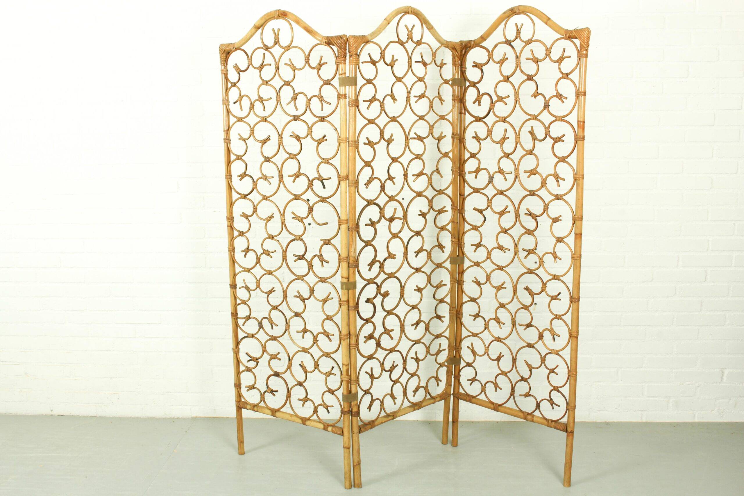Vintage rattan room divider – ornate folding screen (1970s)