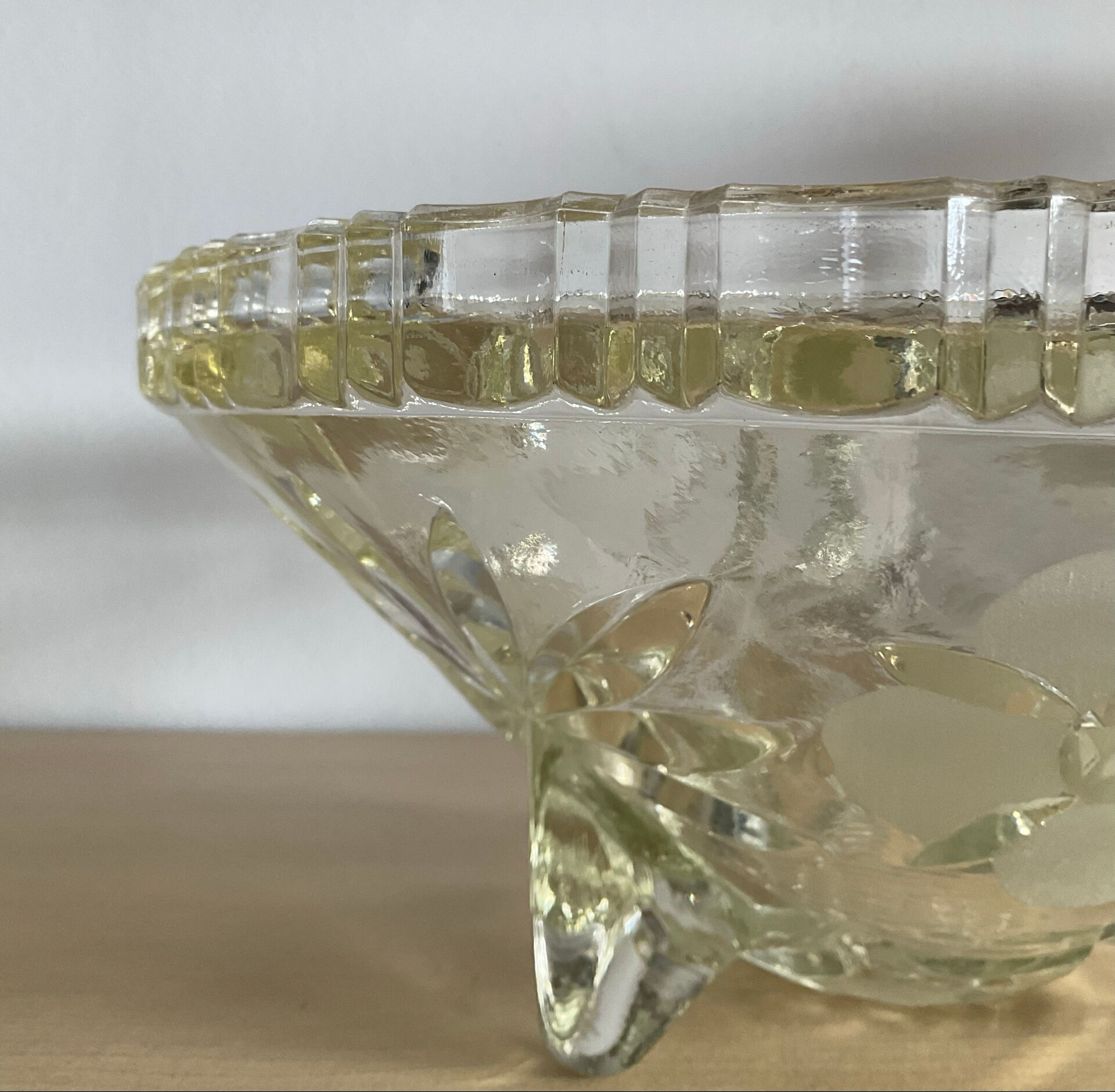 Art Deco tripod bowl in engraved glass