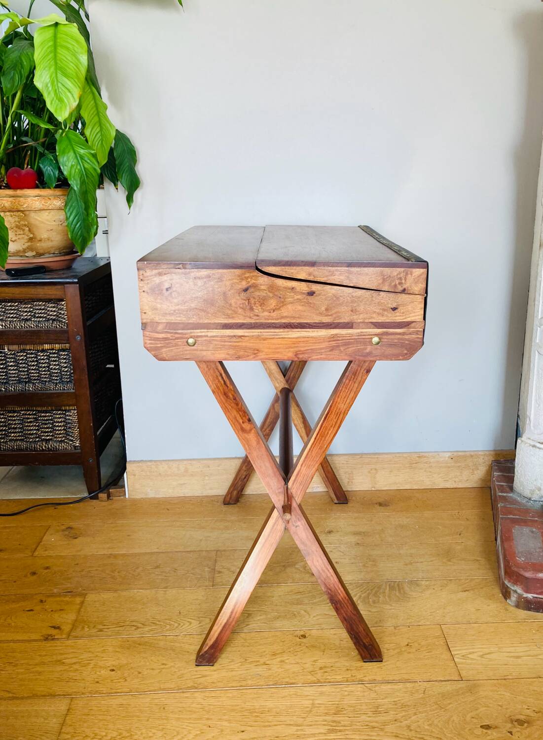 Desk, writing desk in solid rosewood and studded leather, 20th century.
