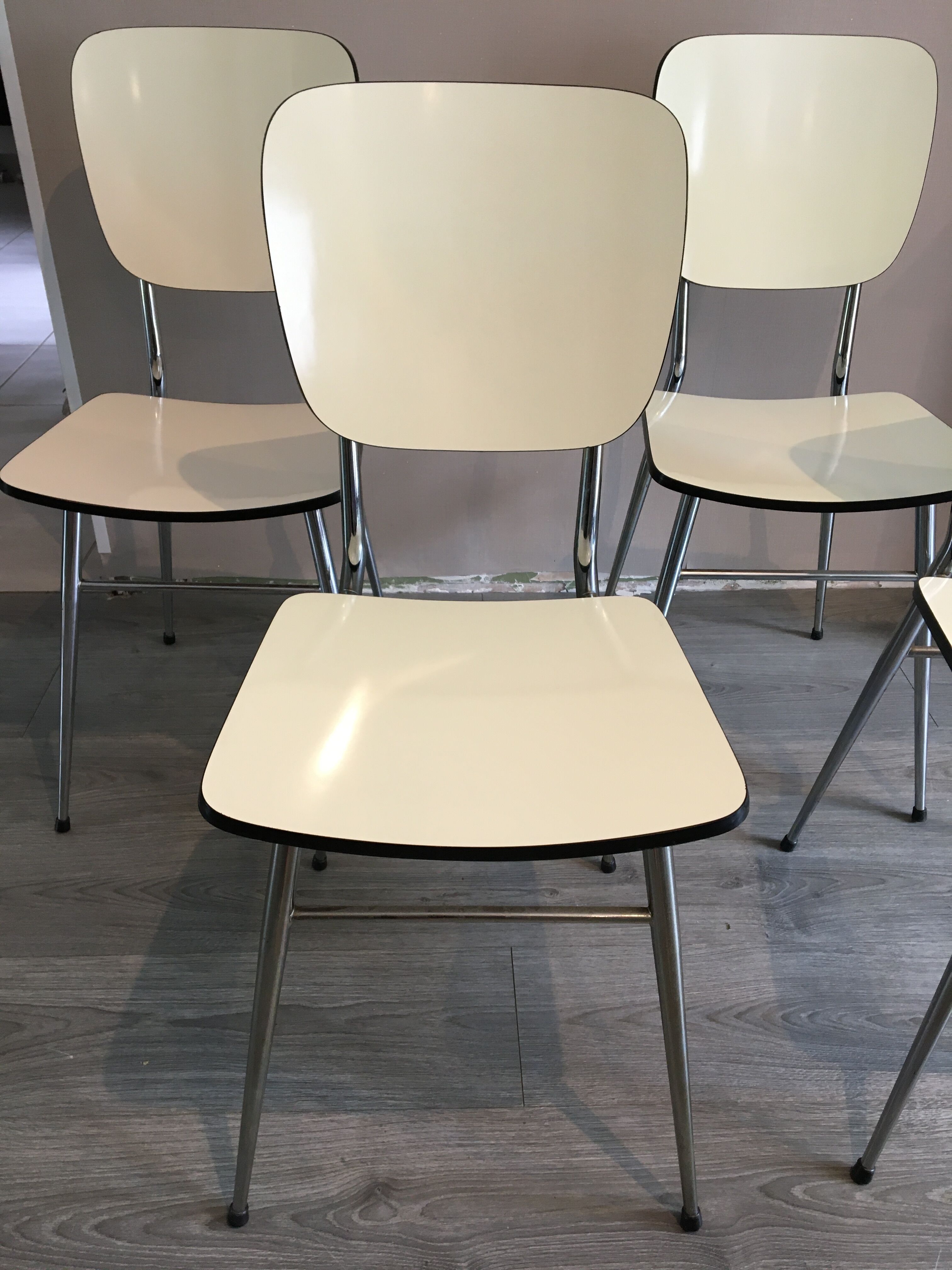Lot of 4 white formica chairs
