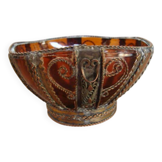 Petite coupe en verre dans monture en métal