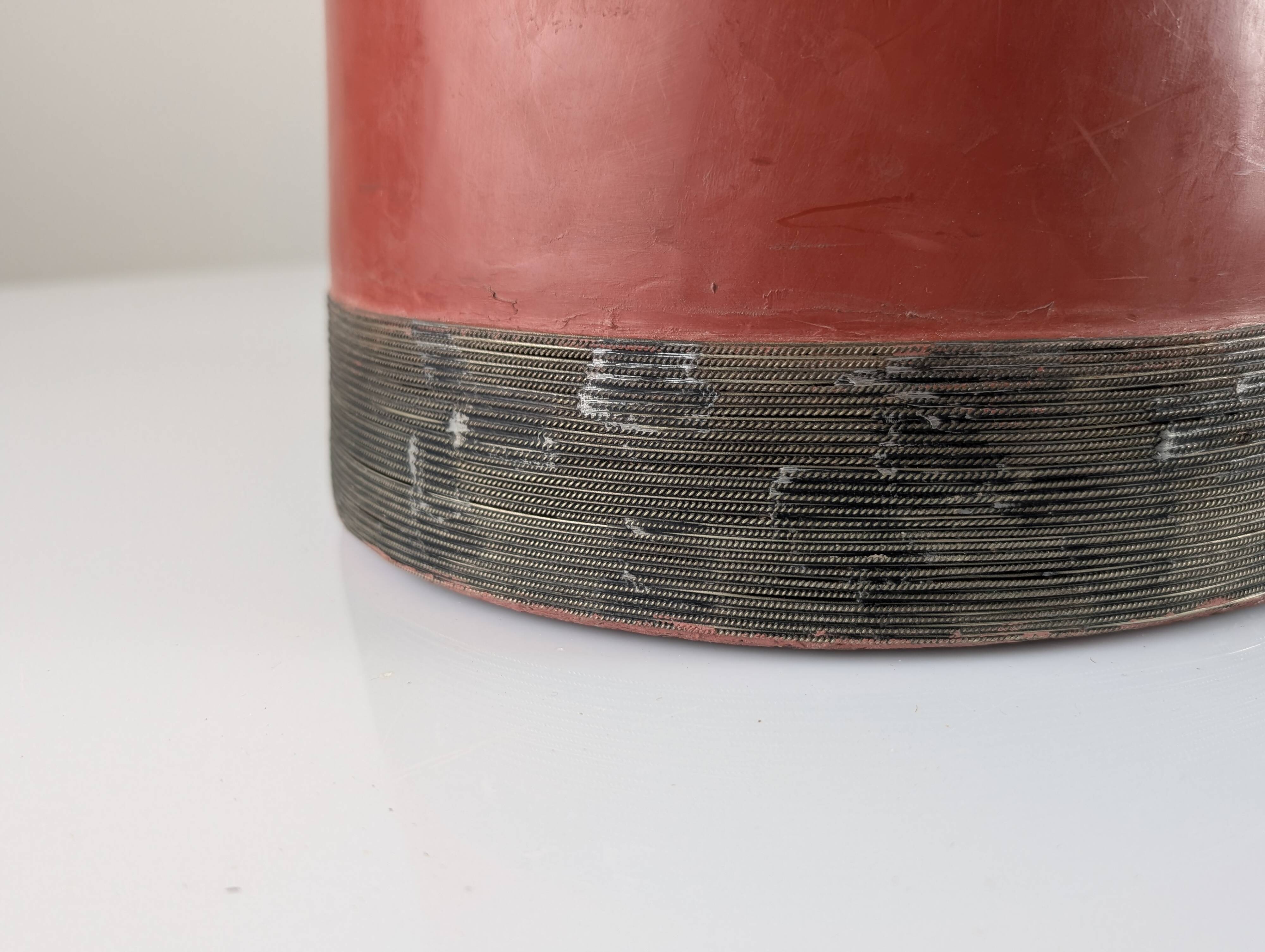 Lampe de table en terre cuite rouge avec filigrane en métal, design vintage des années 1980