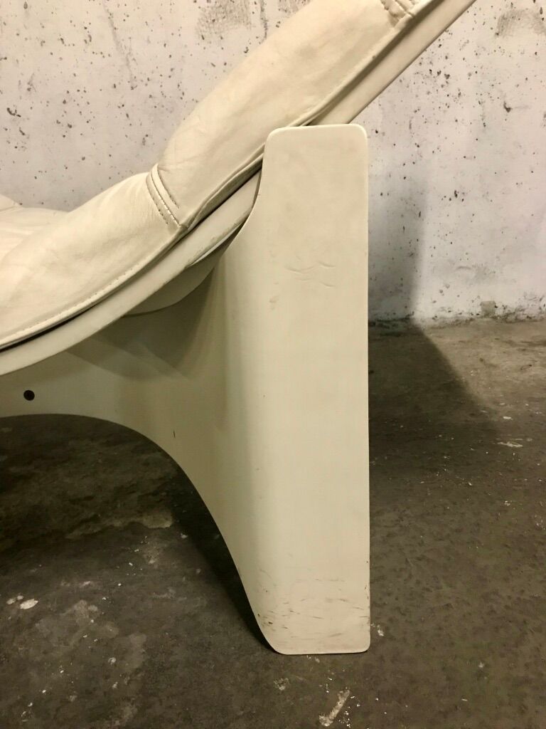 Leather chaise longue