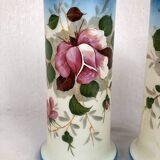 Paire de vases en opaline à décor émaillé, fin XIXe
