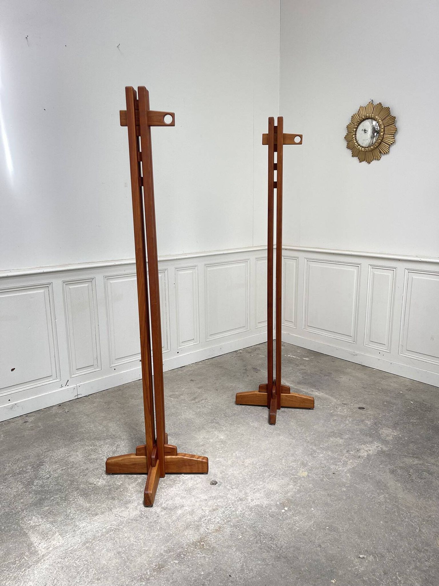 Duo de porte-manteaux 1970 en orme massif