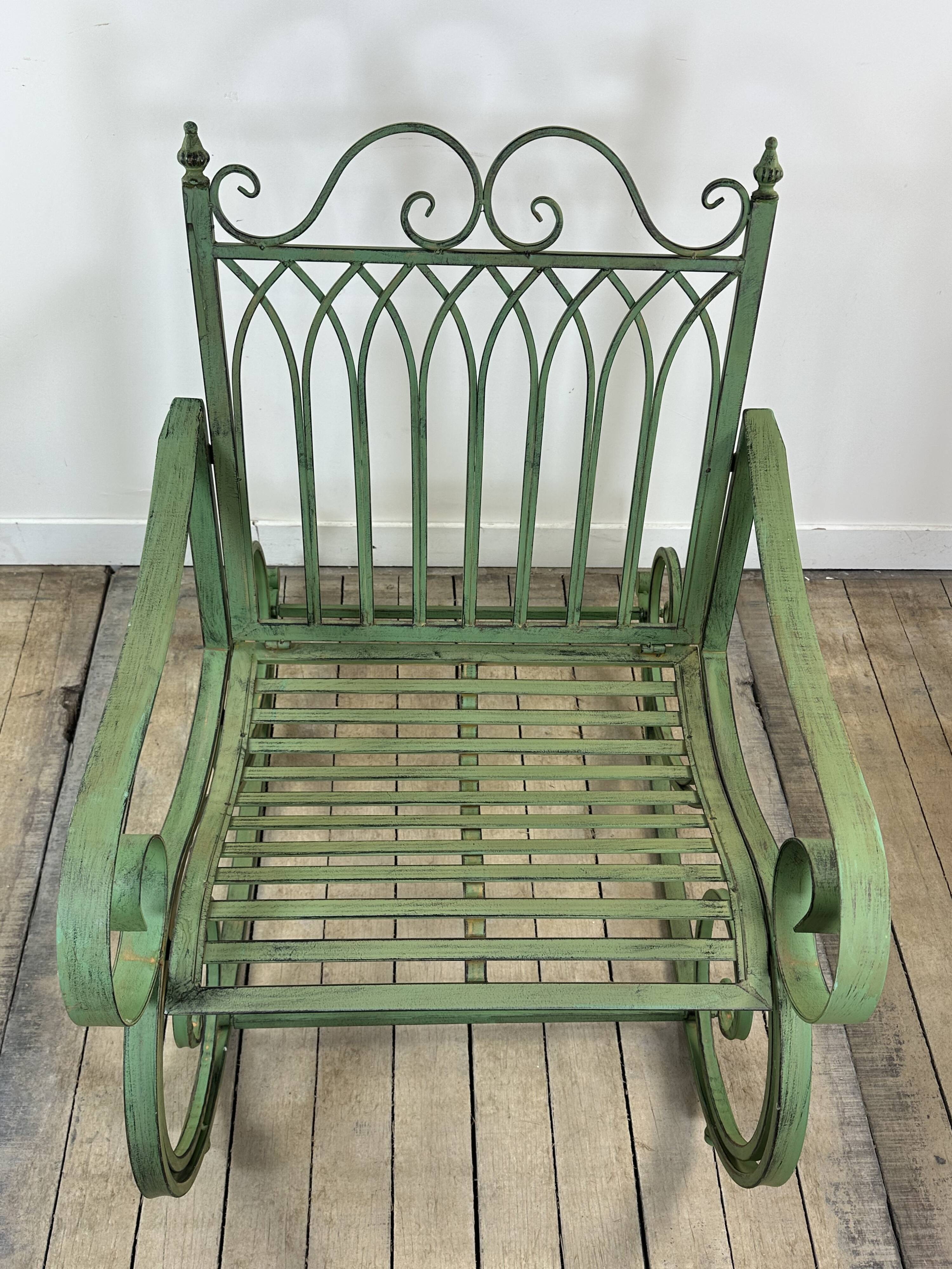 Rocking-chair en fer forgé vert patiné