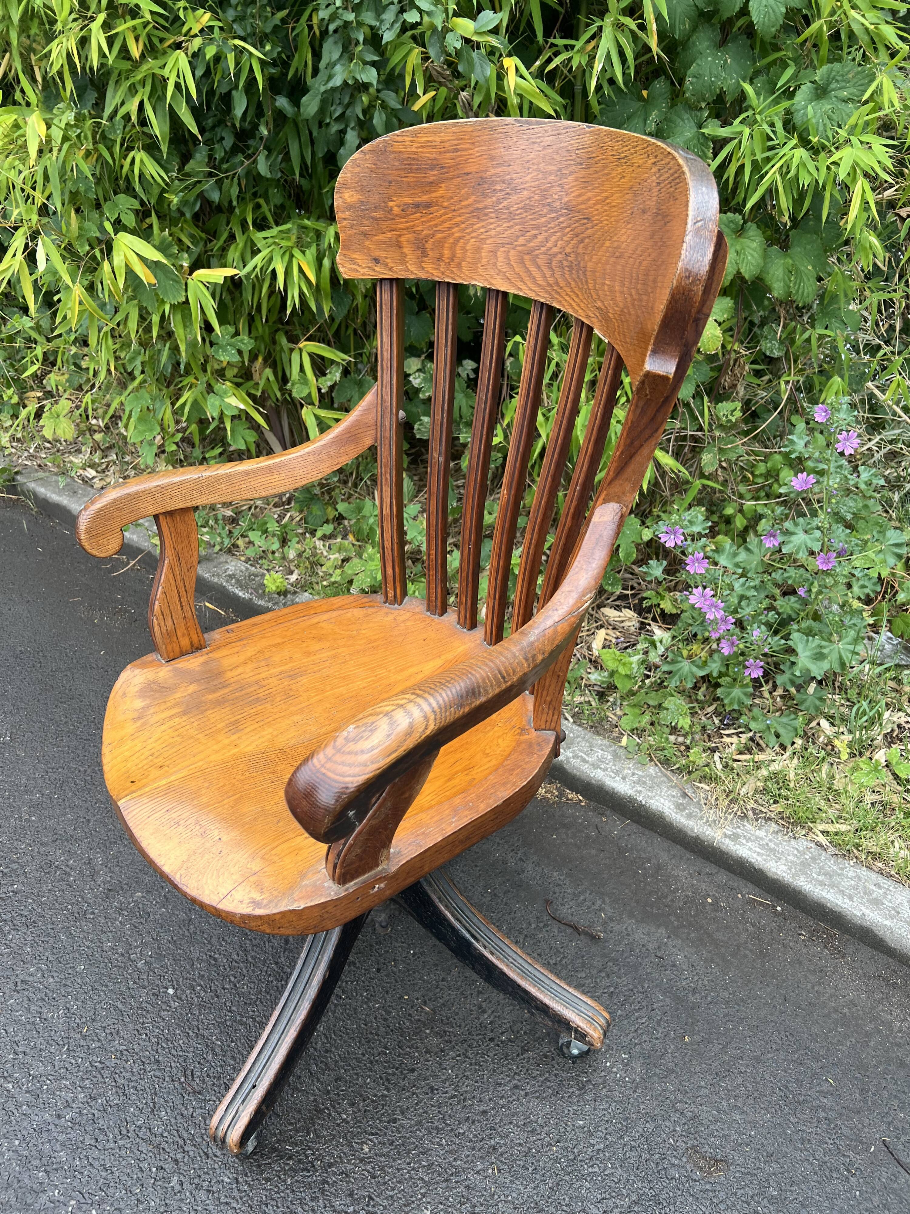 Fauteuil de bureau vintage pivotant – chêne et piètement tripode