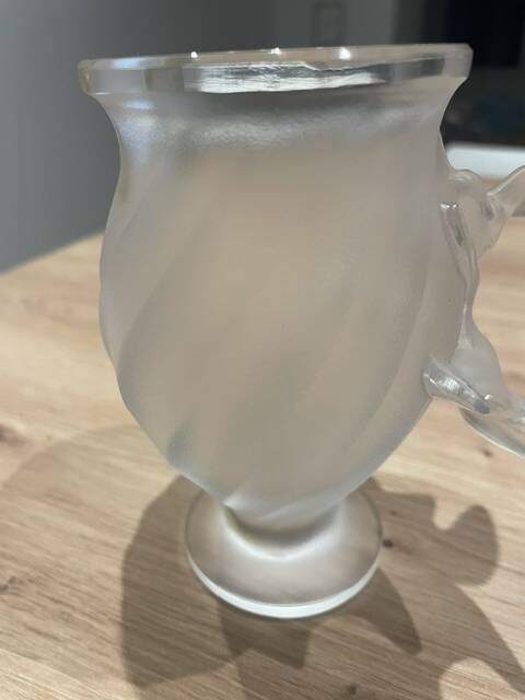 Decorative vase with birds in Lalique crystal, France, signed by the brand.