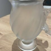 Decorative vase with birds in Lalique crystal, France, signed by the brand.