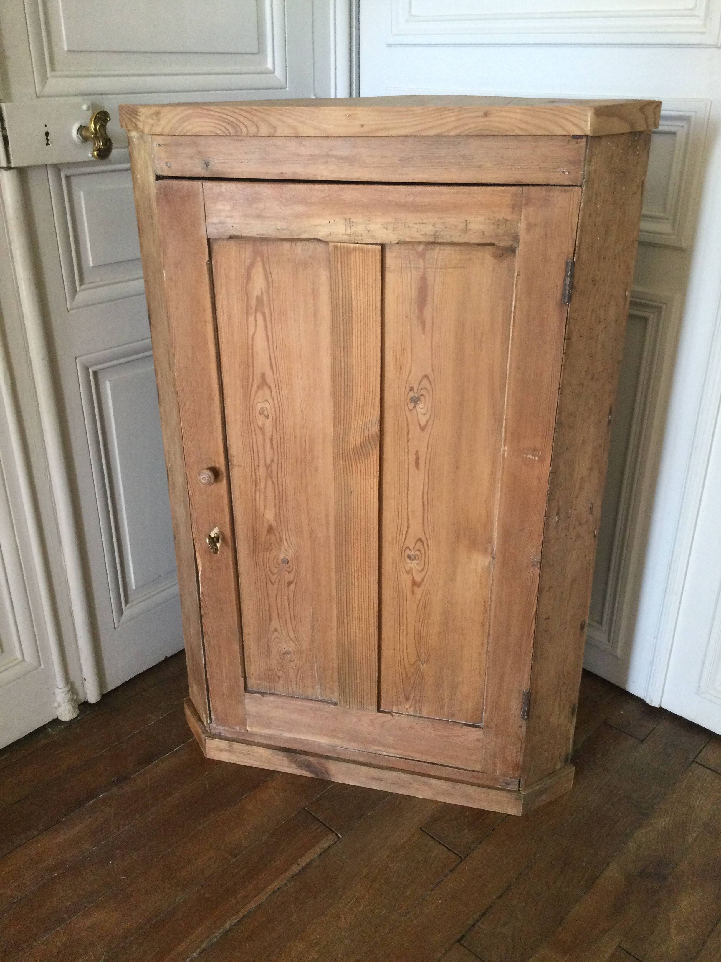 Antique corner cabinet with 1 door