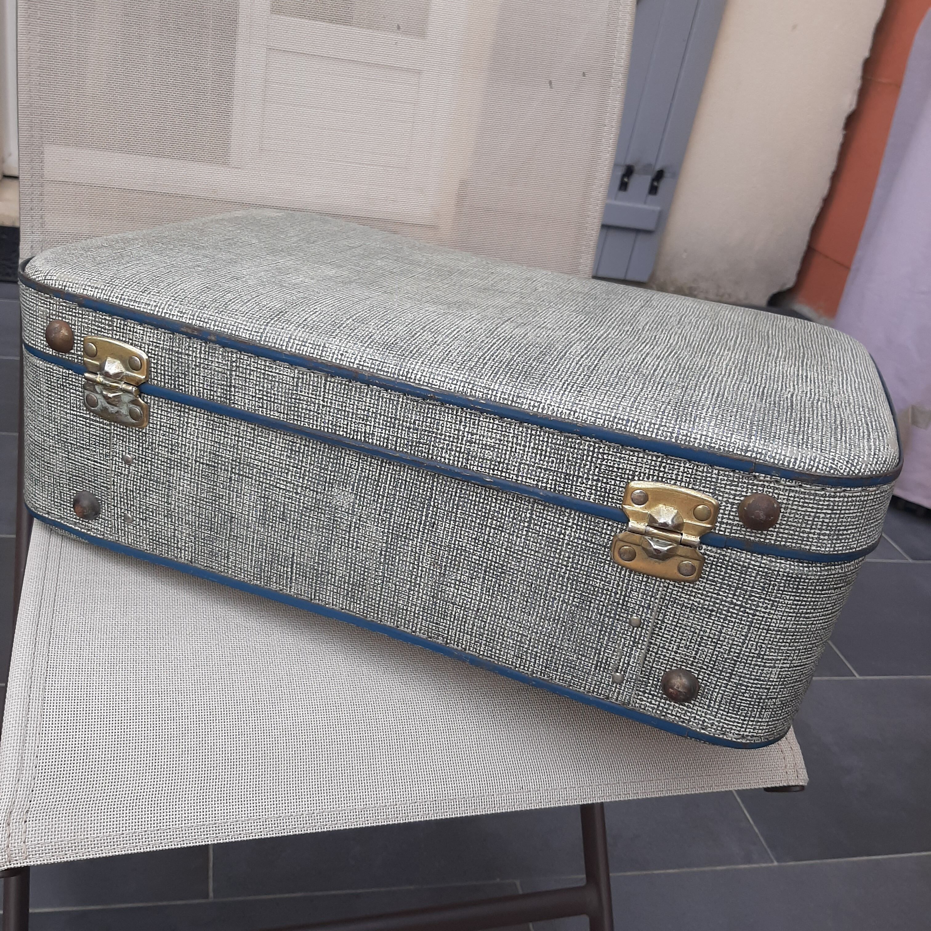 Valise en carton bleue chinée vintage