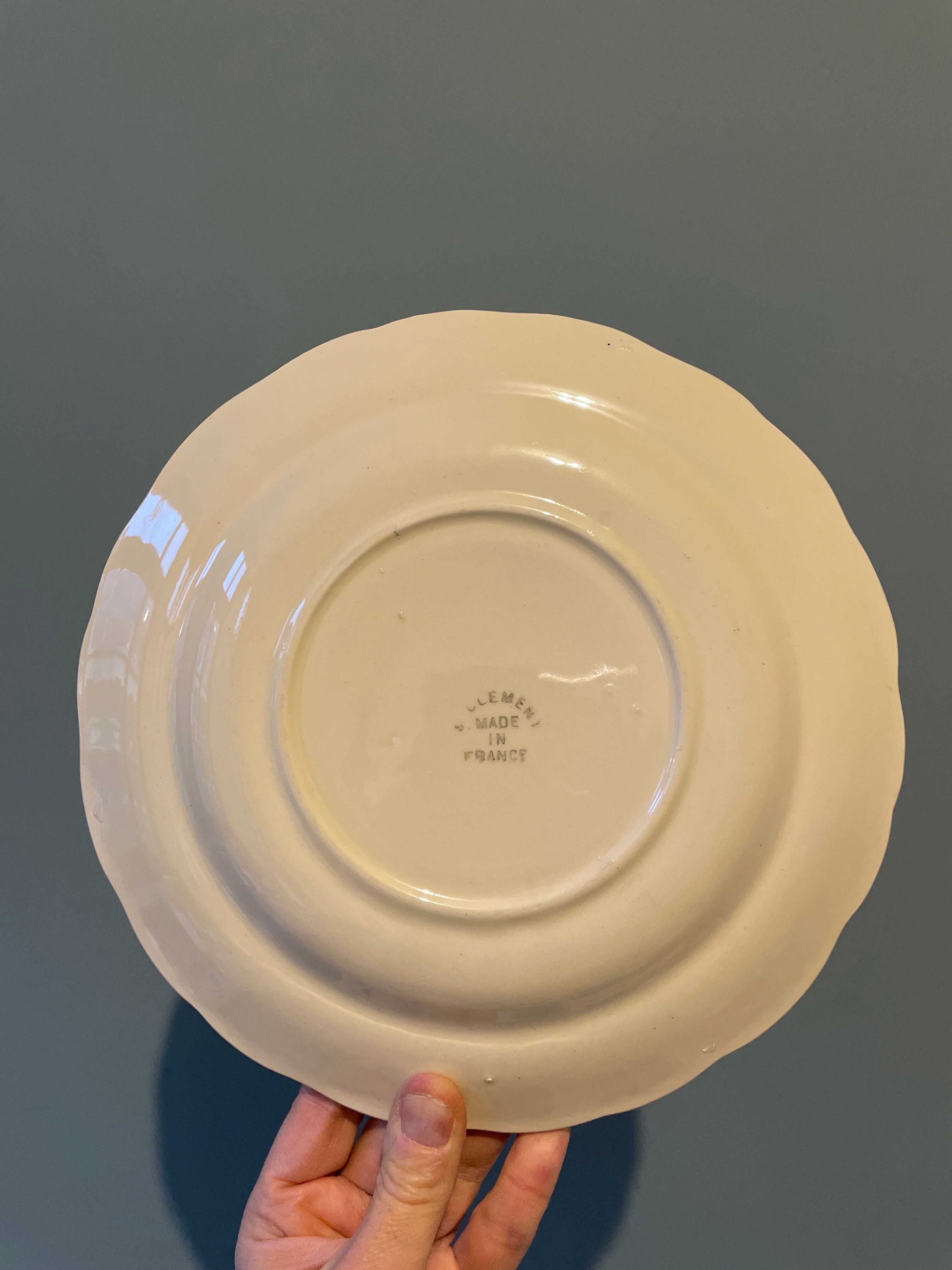 Lot de 7 assiettes plates anciennes en faïence Saint Clément