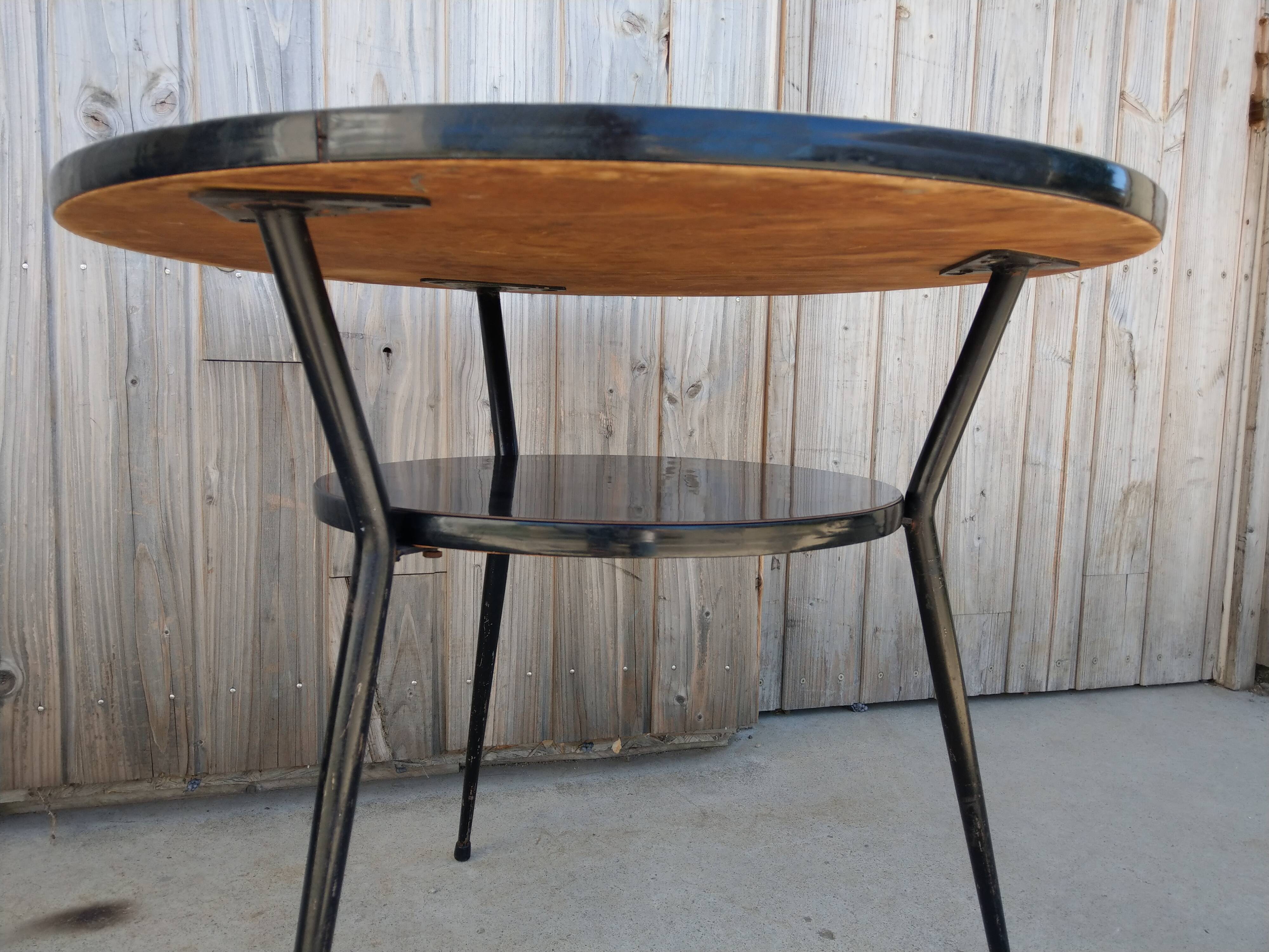 Round coffee table