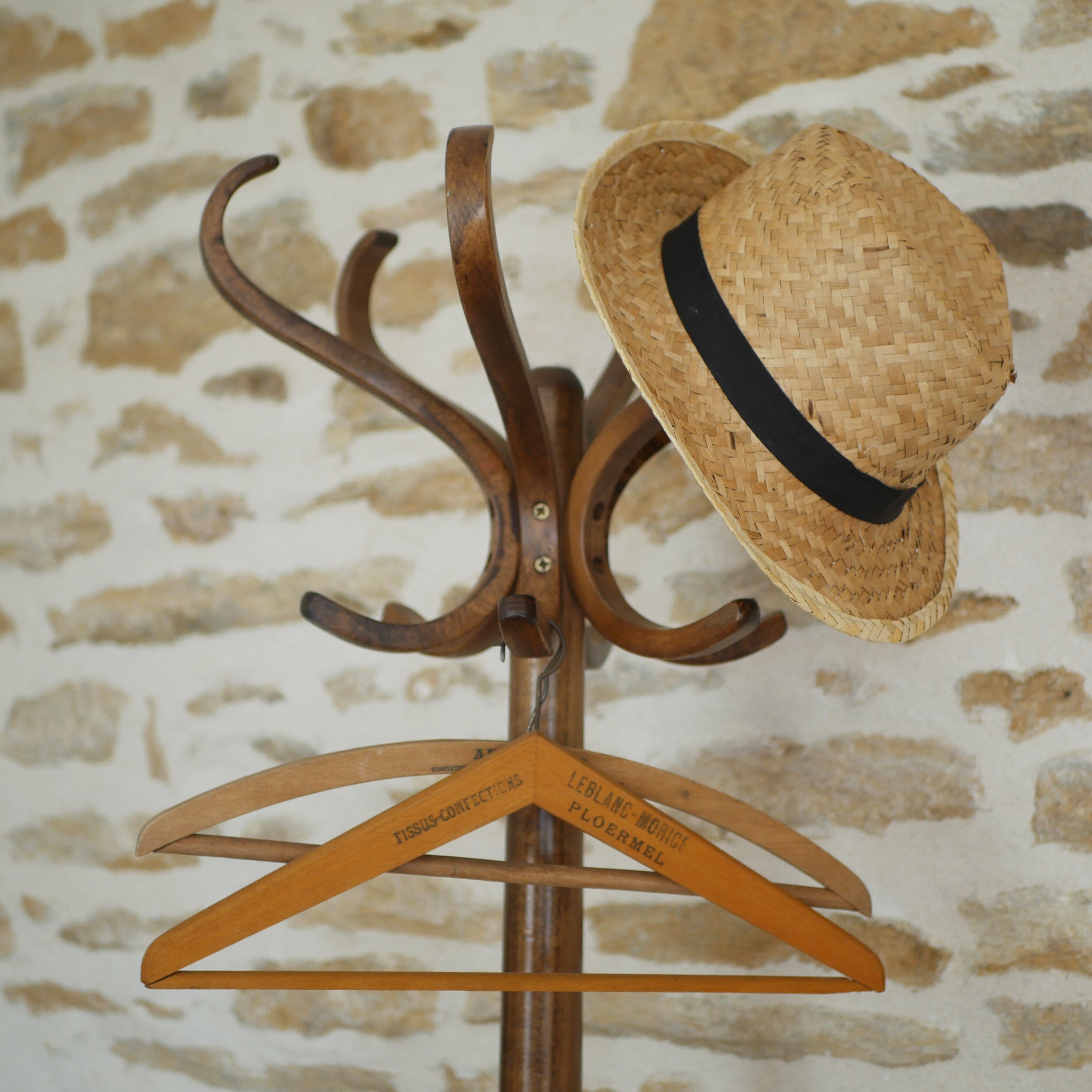 Coat rack on feet Parrot Baumann
