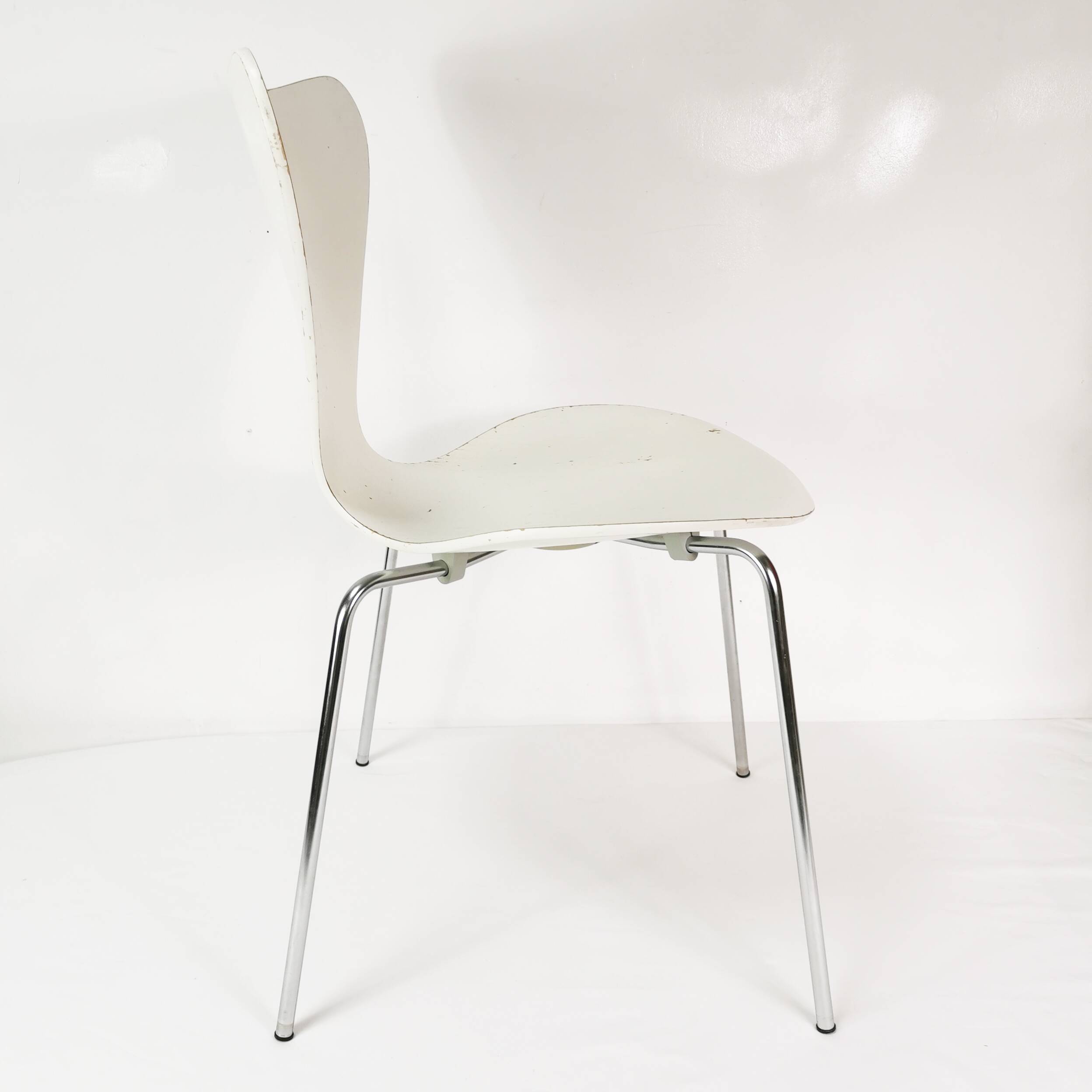 Designer chair, butterfly model 3107, Fritz Hansen, designed by A. Jacobsen