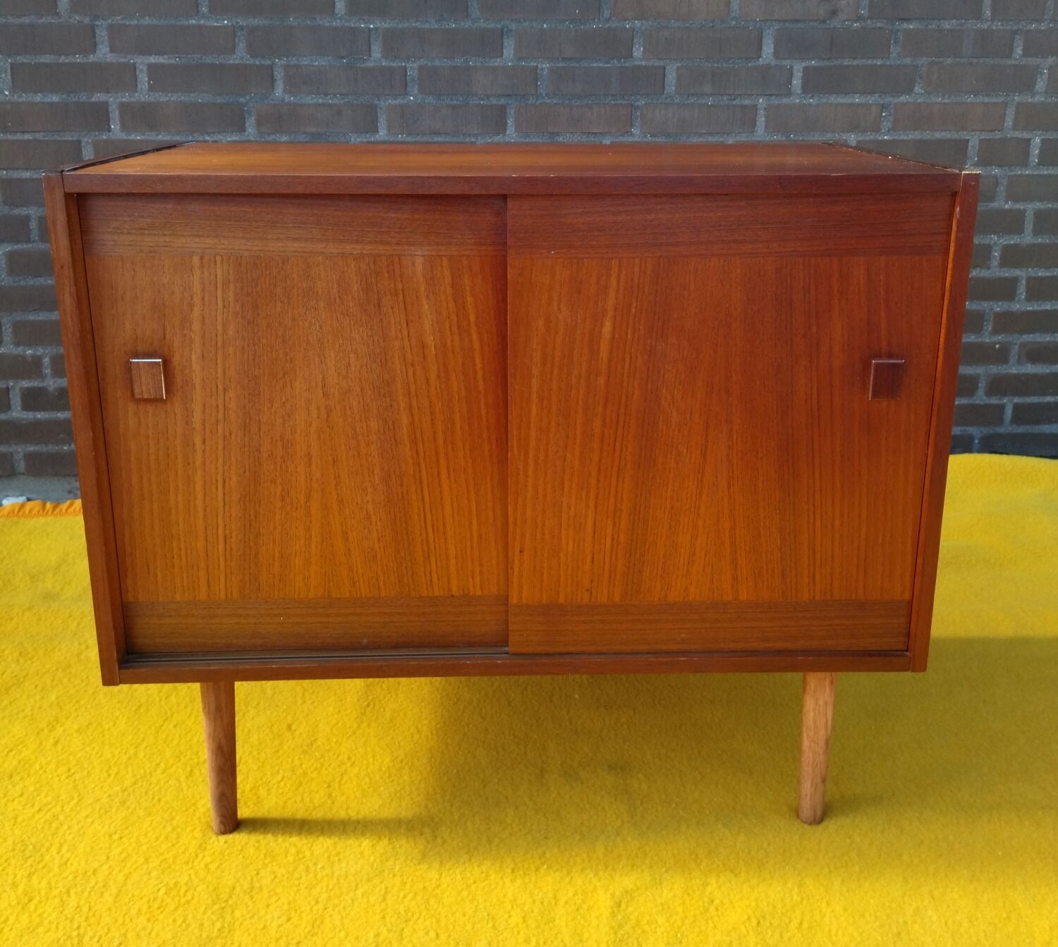 Teak row, sliding doors