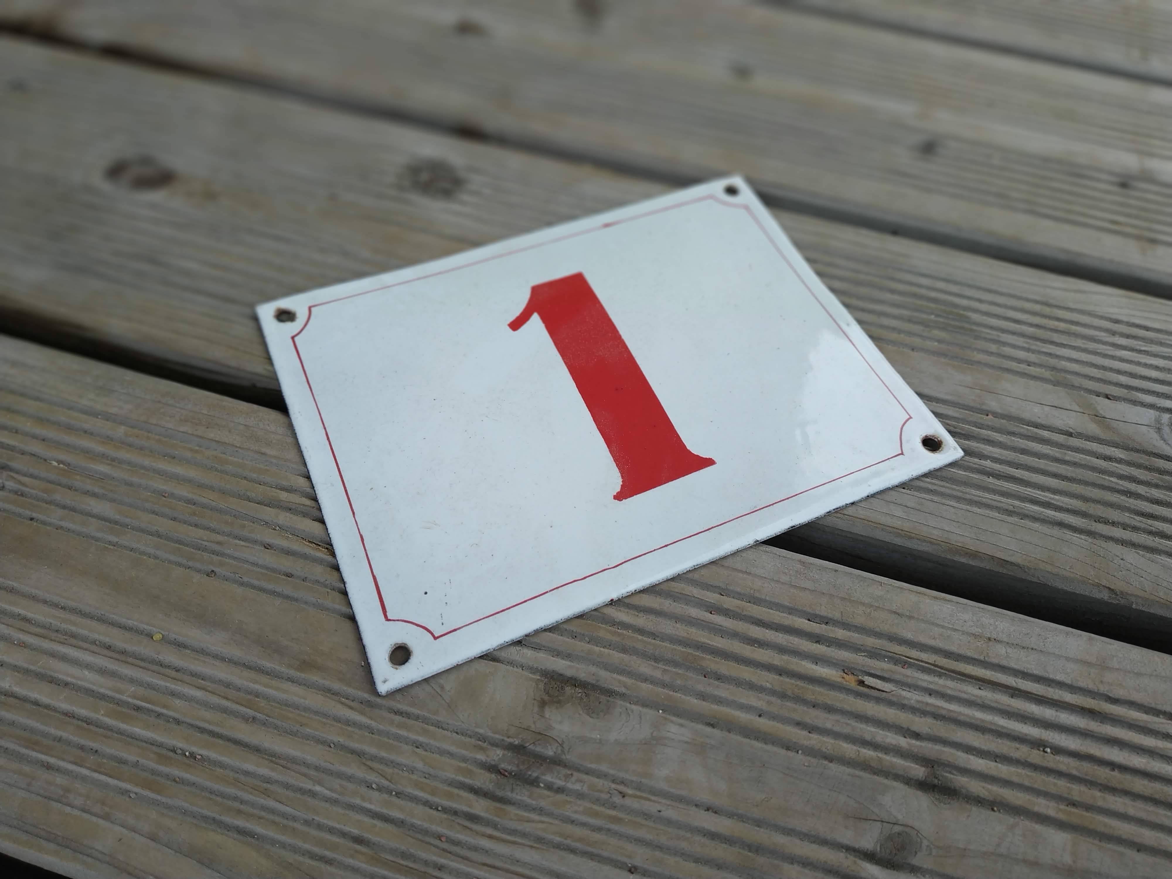 Enamelled metal plate street number