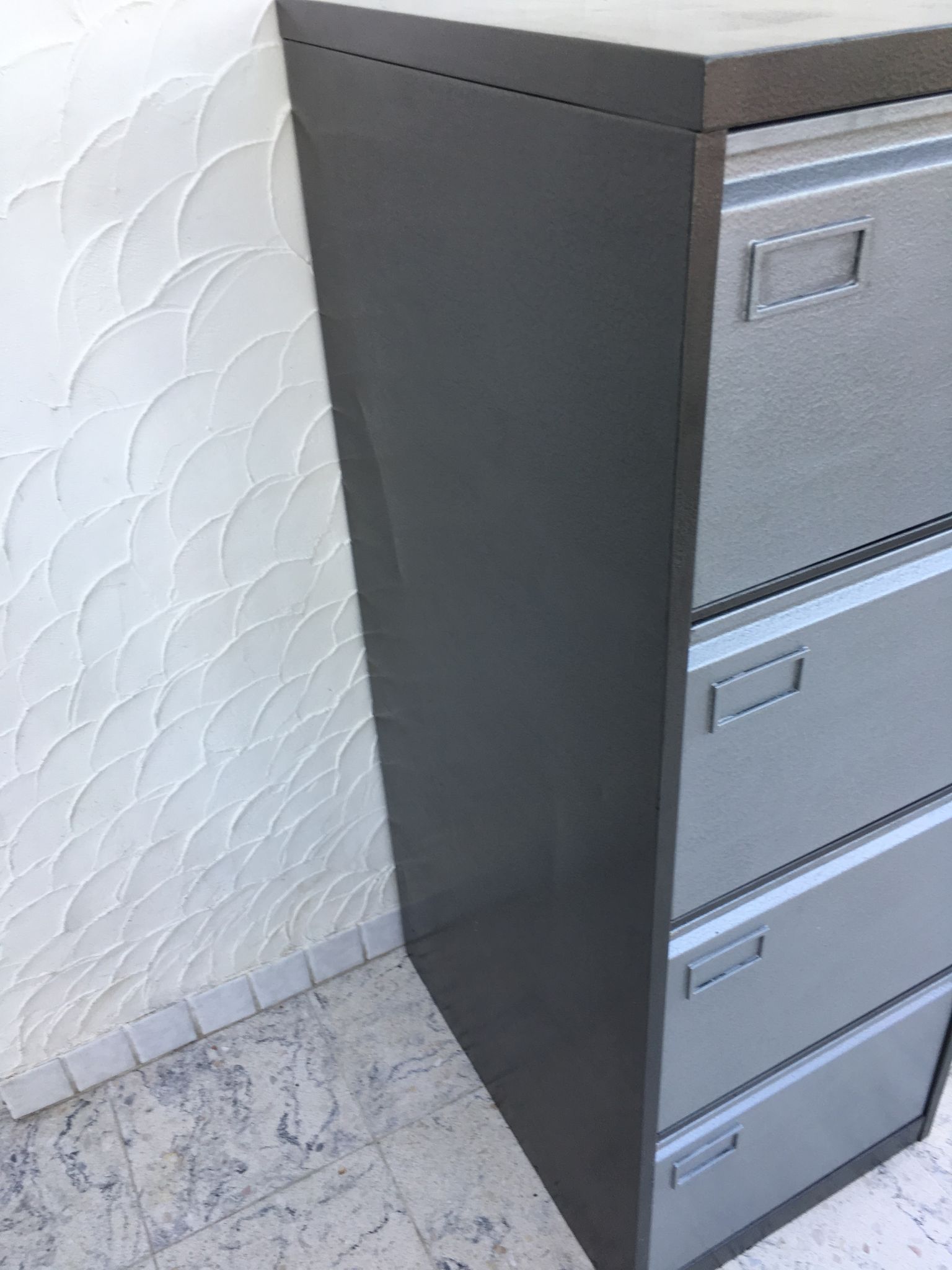 Metal cabinet with 4 drawers