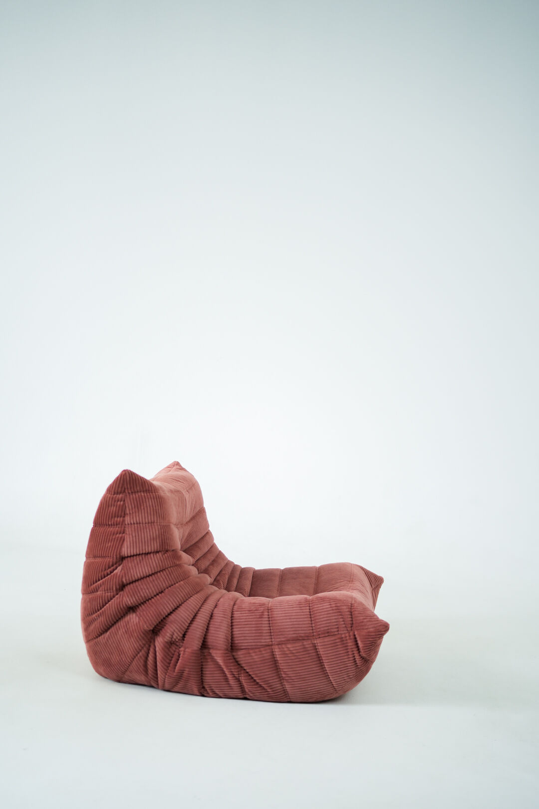 Ensemble de chaise et pouf Togo en velours côtelé framboise