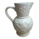 Pichet vintage en faïence ivoire – fruits en relief