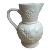 Pichet vintage en faïence ivoire – fruits en relief