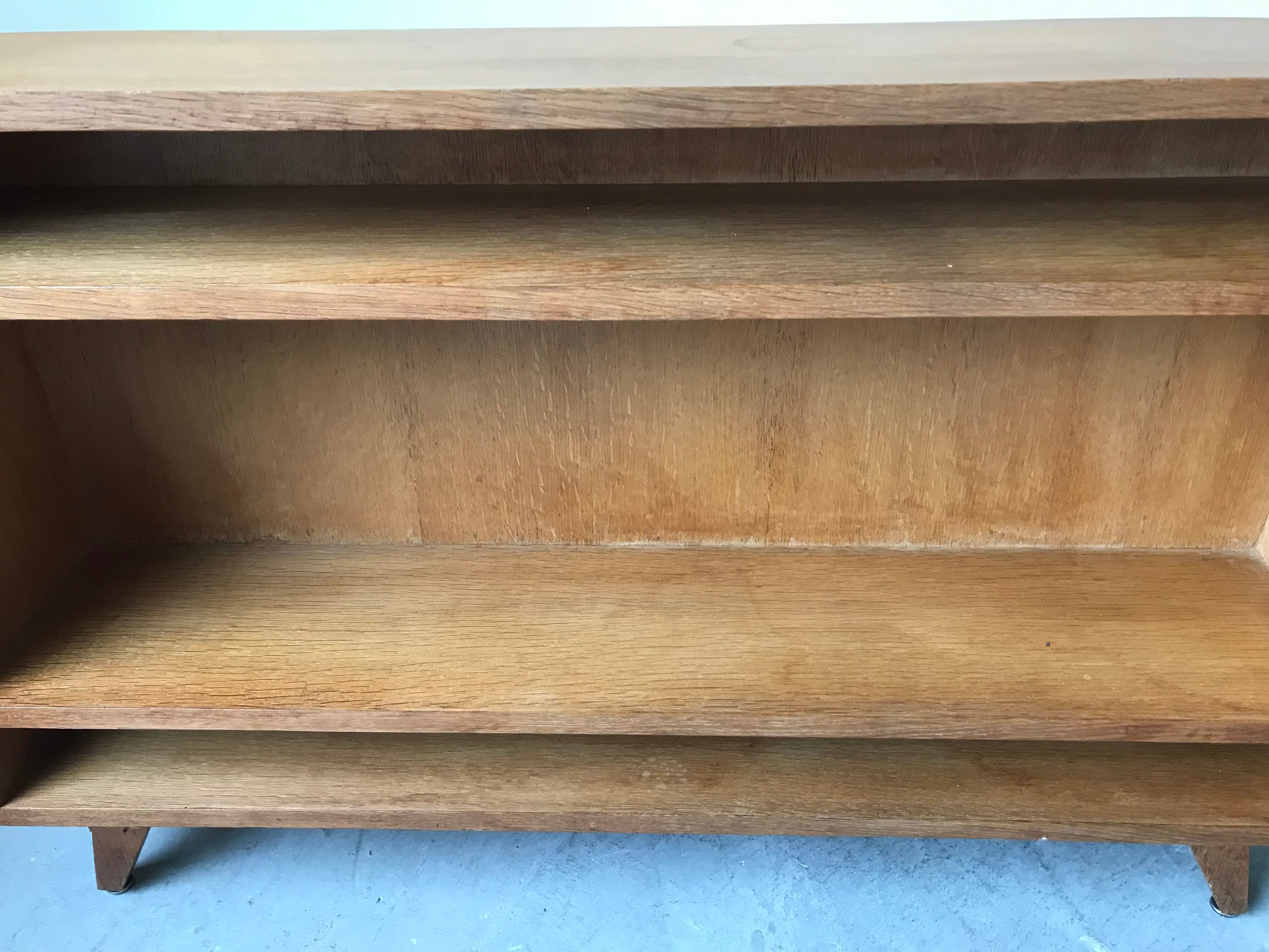 Small oak shelf, work of the 50s.