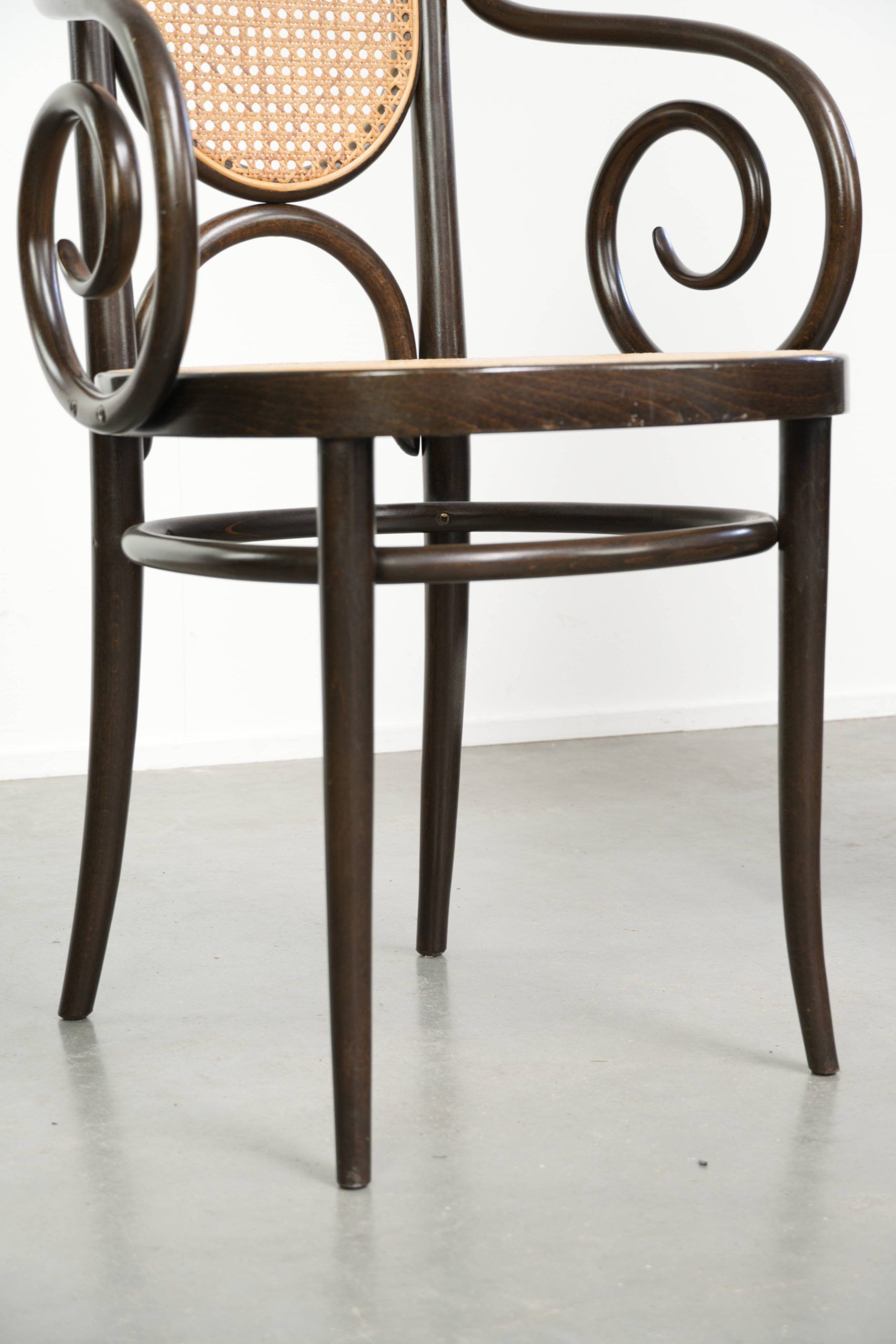 Ensemble de 2 chaises vintage originales design Thonet modèle Long John avec accoudoirs.