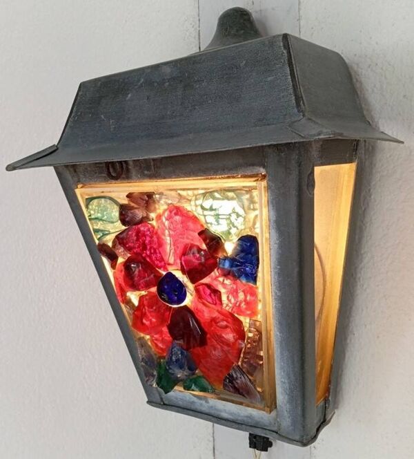 Applique murale en zinc et verres colorés