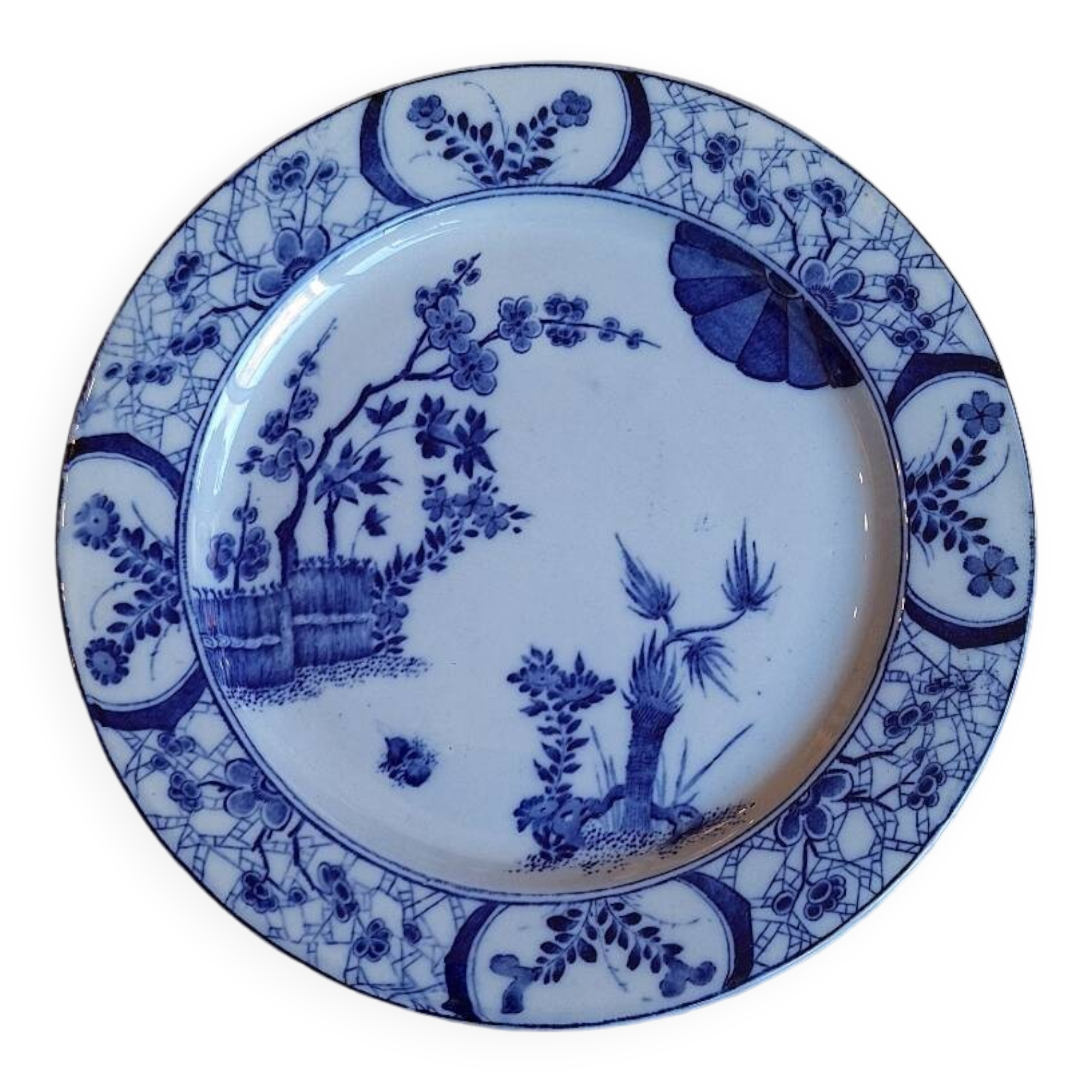 Presentation plate on pedestal, Japan model, by Creil and Montereau, 19th century