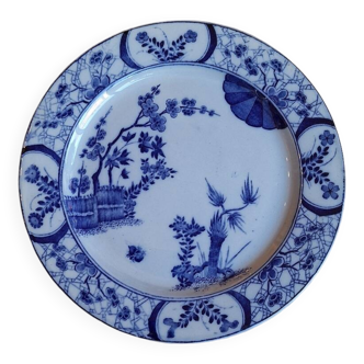 Assiette de présentation sur piedouche modèle Japon par Creil et Montereau XIXème