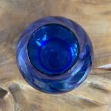 Vase en verre rond bleu cobalt avec nervures, verre semi-translucide soufflé à la main
