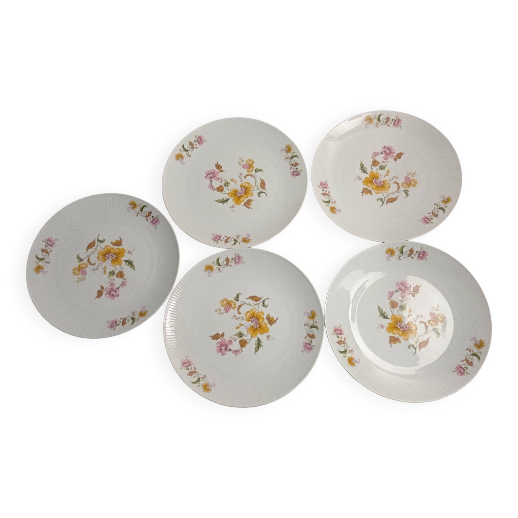 Porcelain flat plates with floral decoration