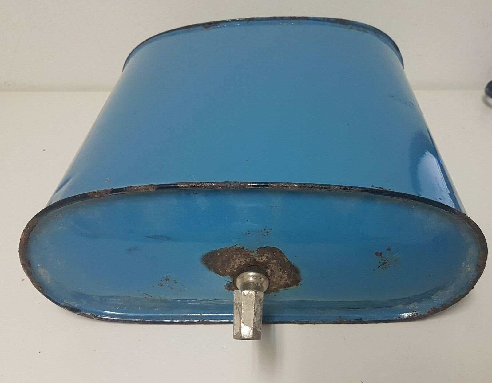 Old hands wash in enamelled sheet metal